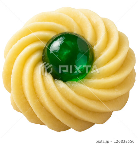 緑のジャムをのせた焼く前の絞り出しクッキーのアップ 126838556