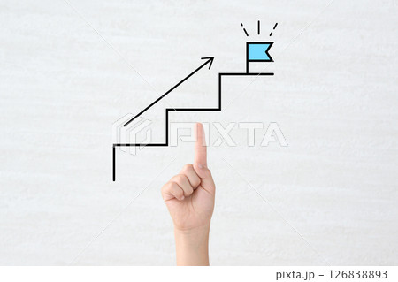 子供の手と旗の建てられたステップの合成画像 126838893