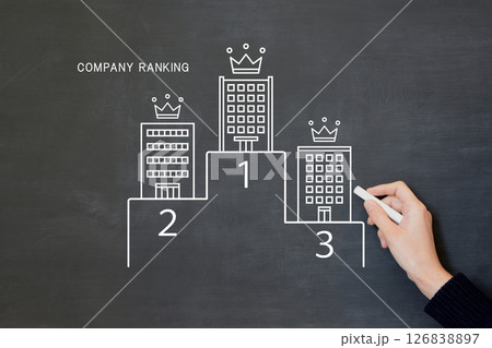 会社や企業のランキングを黒板に描く男性 会社や企業のランキングを黒板に描く男性 126838897
