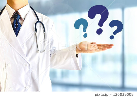 クエスチョンマークと男性医師と病院 クエスチョンマークと男性医師と病院 126839009