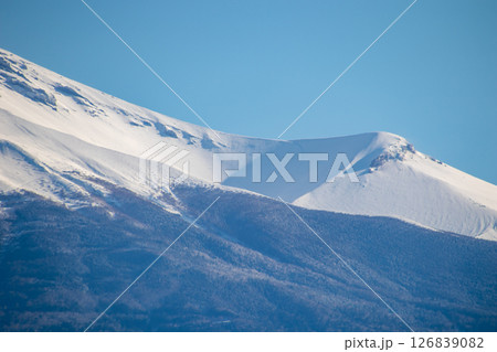 富士山に並ぶ宝永山の火口 富士山に並ぶ宝永山の火口 126839082
