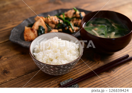 一汁一菜 鶏もも肉とほうれん草の甘辛炒め 一汁一菜 鶏もも肉とほうれん草の甘辛炒め 126839424