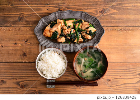 一汁一菜 鶏もも肉とほうれん草の甘辛炒め 一汁一菜 鶏もも肉とほうれん草の甘辛炒め 126839428