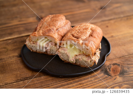 ツナチーズバケットサンド 126839435