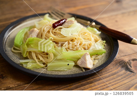 春キャベツと鶏肉のペペロンチーノ 126839505