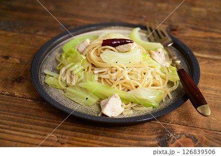 春キャベツと鶏肉のペペロンチーノ 126839506