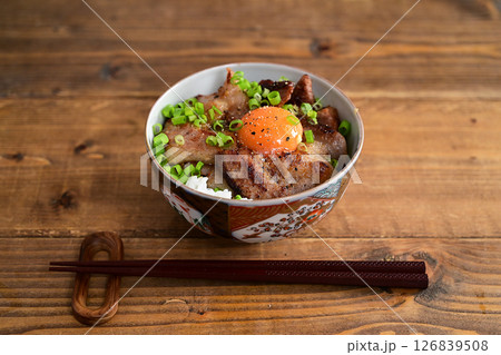 豚バラ肉の味噌漬け丼 126839508