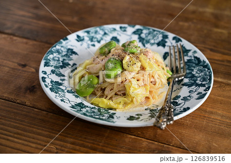 春キャベツと空目の明太クリームパスタ 春キャベツと空目の明太クリームパスタ 126839516