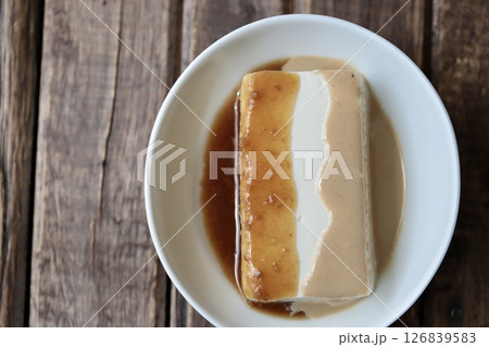 2種類のタレをかけた絹ごし豆腐の湯豆腐 2種類のタレをかけた絹ごし豆腐の湯豆腐 126839583