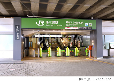 日本の横浜都市景観 6月1日。桜木町駅　新南口(市役所口）などを望む 126839722