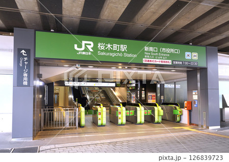 日本の横浜都市景観 6月1日。桜木町駅　新南口(市役所口）などを望む 126839723