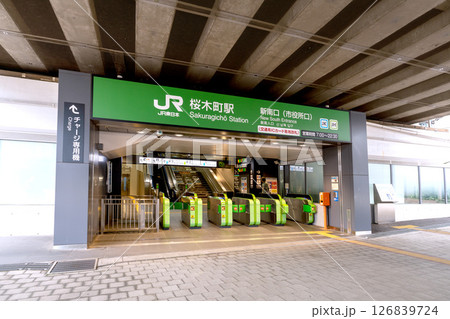 日本の横浜都市景観 6月1日。桜木町駅 新南口(市役所口)などを望む 日本の横浜都市景観 6月1日。桜木町駅 新南口(市役所口)などを望む 126839724