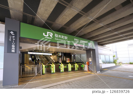 日本の横浜都市景観 6月1日。桜木町駅　新南口(市役所口）などを望む 126839726