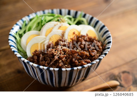 三色丼 126840685