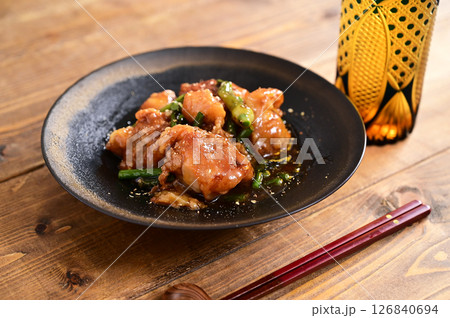 鶏もも肉のから揚げの甘酢あんかけ 鶏もも肉のから揚げの甘酢あんかけ 126840694