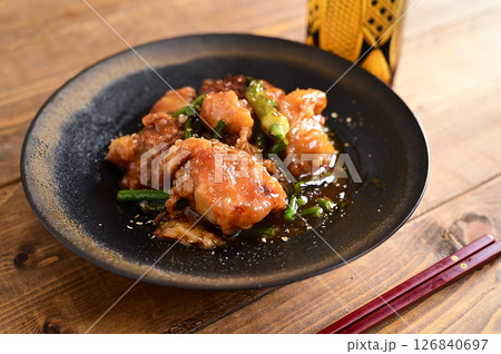 鶏もも肉のから揚げの甘酢あんかけ 鶏もも肉のから揚げの甘酢あんかけ 126840697