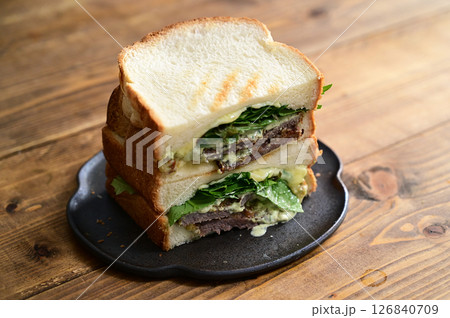 牛カツとバジルマヨソースサンド 126840709