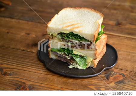 牛カツとバジルマヨソースサンド 126840710