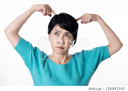 アイデアをひねり出そうと苦悩する中年女性 126841342