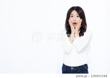 ビックリおどろく女性 126841588