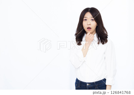 ビックリおどろく女性 126841768