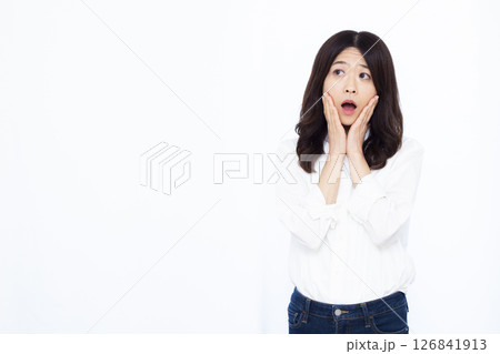 ビックリおどろく女性 126841913