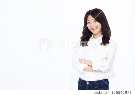 腕くみをして考えている女性 腕くみをして考えている女性 126841972