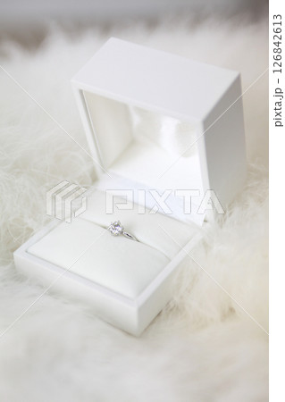 白い箱に収められた婚約指輪 126842613