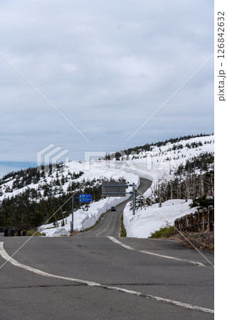 冬の八幡平見返峠から見るアスピーテラインの雪の回廊　岩手県八幡平市　岩手県八幡平市 126842632