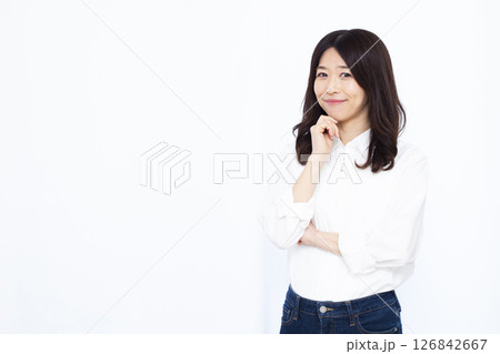 腕くみをして笑顔で考えている女性 腕くみをして笑顔で考えている女性 126842667
