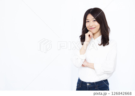 腕くみをして笑顔で考えている女性 腕くみをして笑顔で考えている女性 126842668