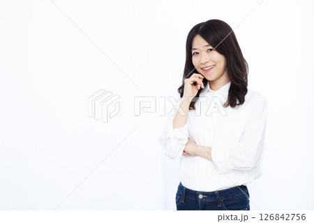 腕くみをして笑顔で考えている女性 腕くみをして笑顔で考えている女性 126842756