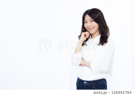腕くみをして笑顔で考えている女性 腕くみをして笑顔で考えている女性 126842764