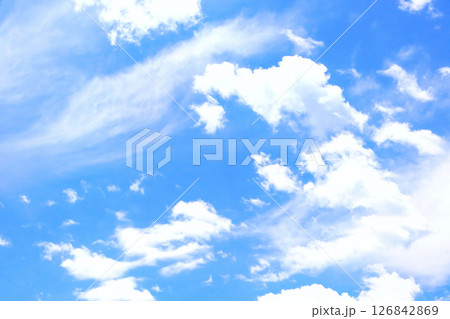 青空と白い雲・背景素材 126842869