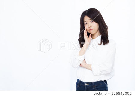 悩んでいる女性 悩んでいる女性 126843000