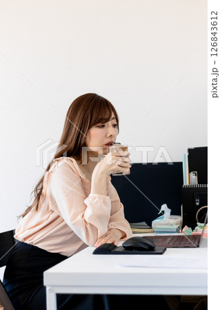在宅ワーク中の女性 126843612