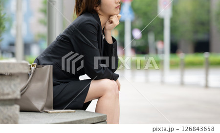 落ち込む女性 落ち込む女性 126843658