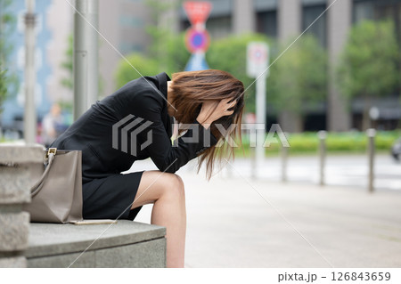 落ち込む女性 落ち込む女性 126843659