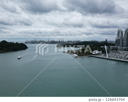 大型クルーズ船寄港地のシンガポール港の港湾空撮 大型クルーズ船寄港地のシンガポール港の港湾空撮 126843704