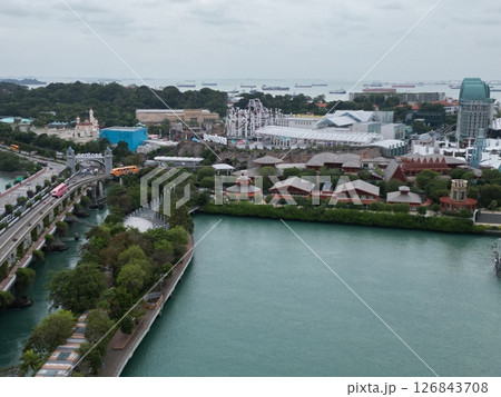 シンガポール港付近の臨海道路の空撮 シンガポール港付近の臨海道路の空撮 126843708