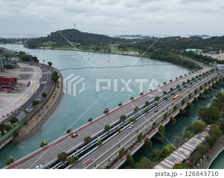 シンガポール港付近の臨海道路の空撮 126843710