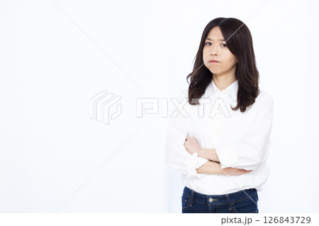 怒っている女性 怒っている女性 126843729