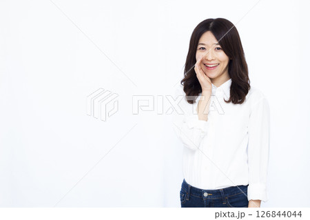 呼びかけている女性 呼びかけている女性 126844044