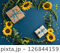 父の日をイメージした深いブルーの背景。ギフトボックスとリボン。花。ギフト。感謝。愛情を伝えるイメージ 126844159