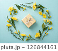 鮮やかなブルーの背景にひまわりの花束。父の日のイメージ。感謝の気持ちを表す。 126844161
