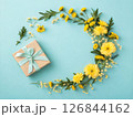 鮮やかなブルーの背景にひまわりの花束。父の日のイメージ。感謝の気持ちを表す。 126844162