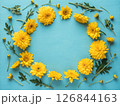 鮮やかなブルーの背景にひまわりの花束。父の日のイメージ。感謝の気持ちを表す。 126844163