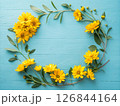 鮮やかなブルーの背景にひまわりの花束。父の日のイメージ。感謝の気持ちを表す。 126844164