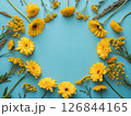 鮮やかなブルーの背景にひまわりの花束。父の日のイメージ。感謝の気持ちを表す。 126844165