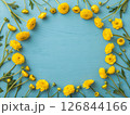 鮮やかなブルーの背景にひまわりの花束。父の日のイメージ。感謝の気持ちを表す。 126844166